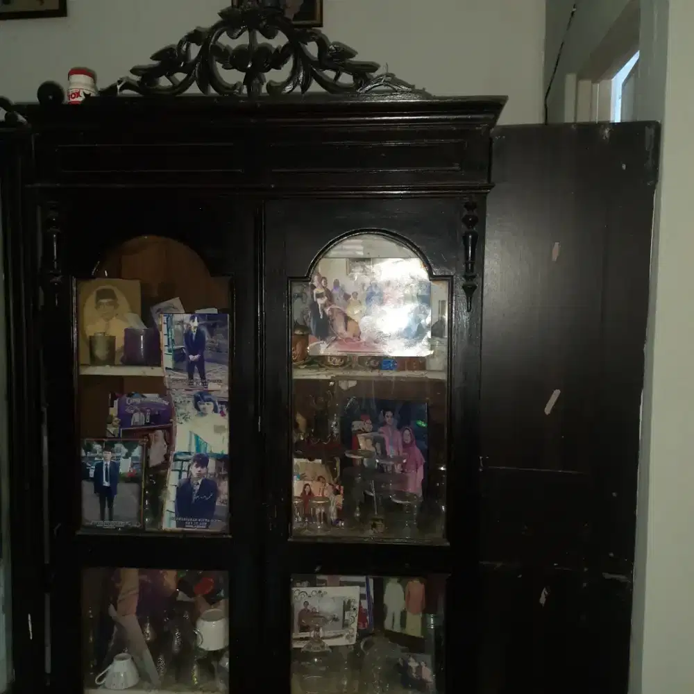 Lemari Kaca Jadul Antik