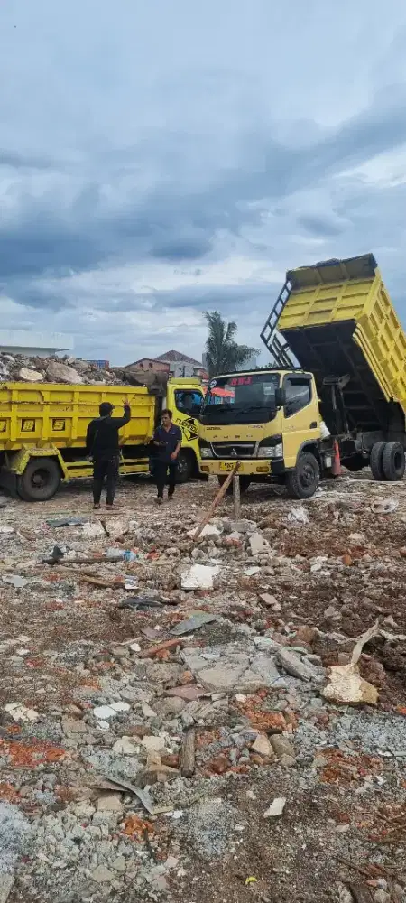 Urugan materialpuing,tanah campur dan buang puing