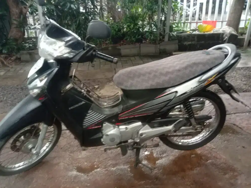 Di jual motor supra x 125 tahun 2006