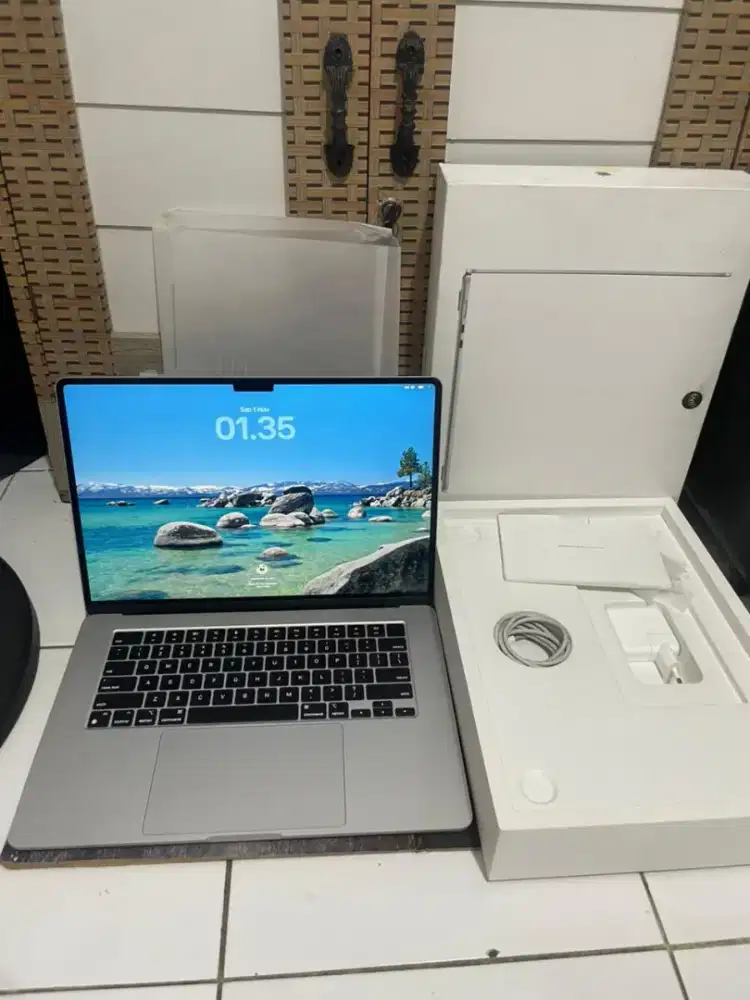 Macbook air M3 15 inch 8GB 256GB Second iBox Like New