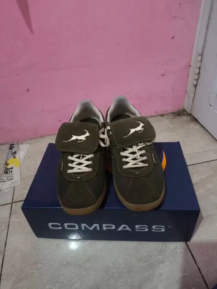 Sepatu compass tribube home olive