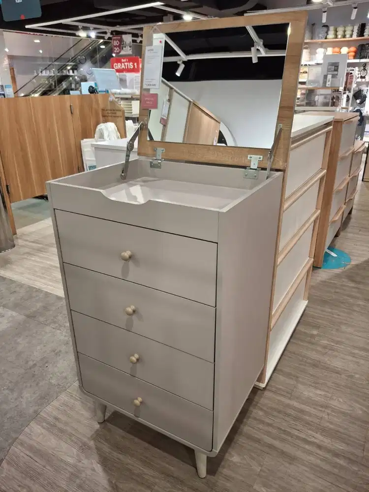 MORI - LEMARI LACI 4 PINTU DENGAN CERMIN