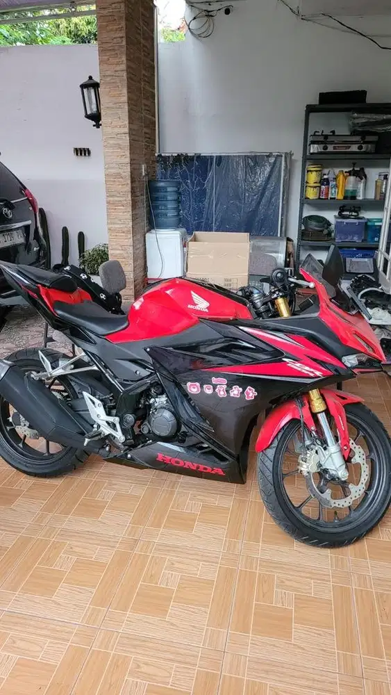 D jual  motor cbr 150cc masih gres bgtt ga pernah di pake