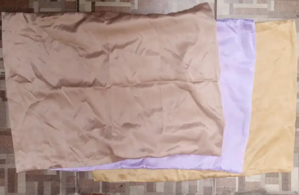 PRELOVED BORONGAN 3 PCS SARUNG BANTAL SATIN