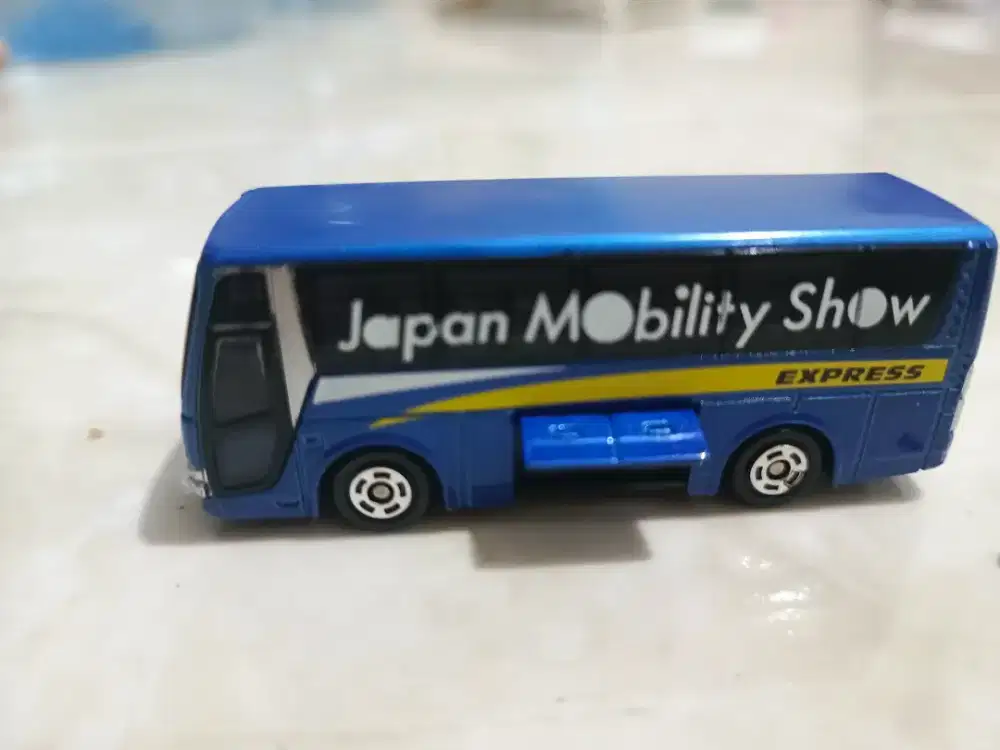 tomica Mitsubishi fuso aero queen 1/156