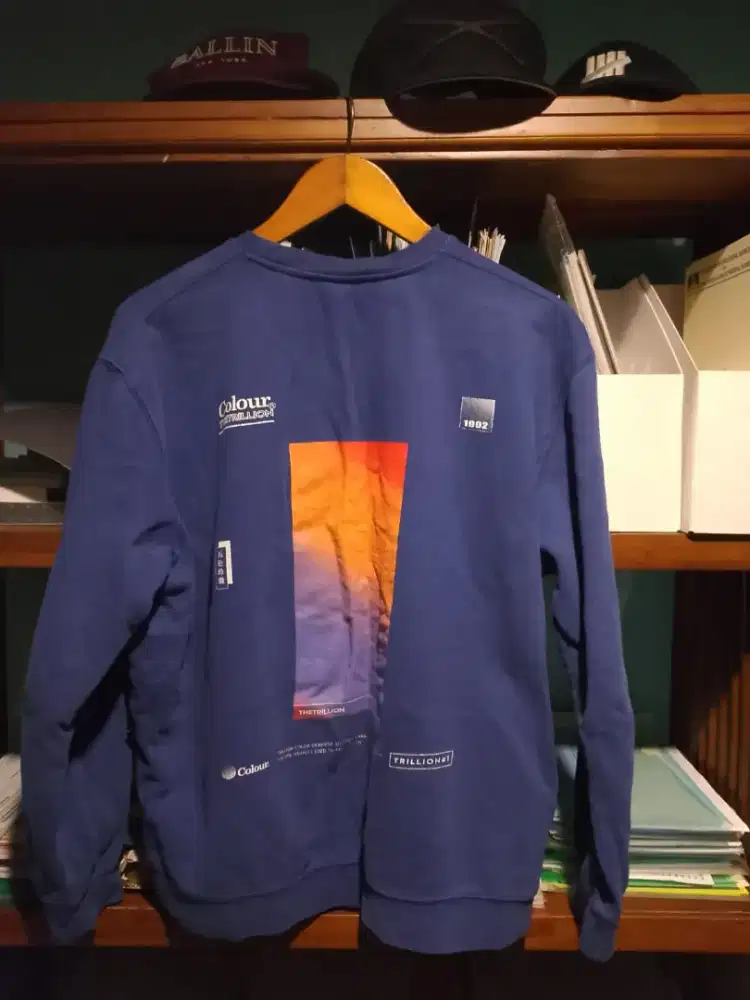 Crewneck ukuran L layak pakai