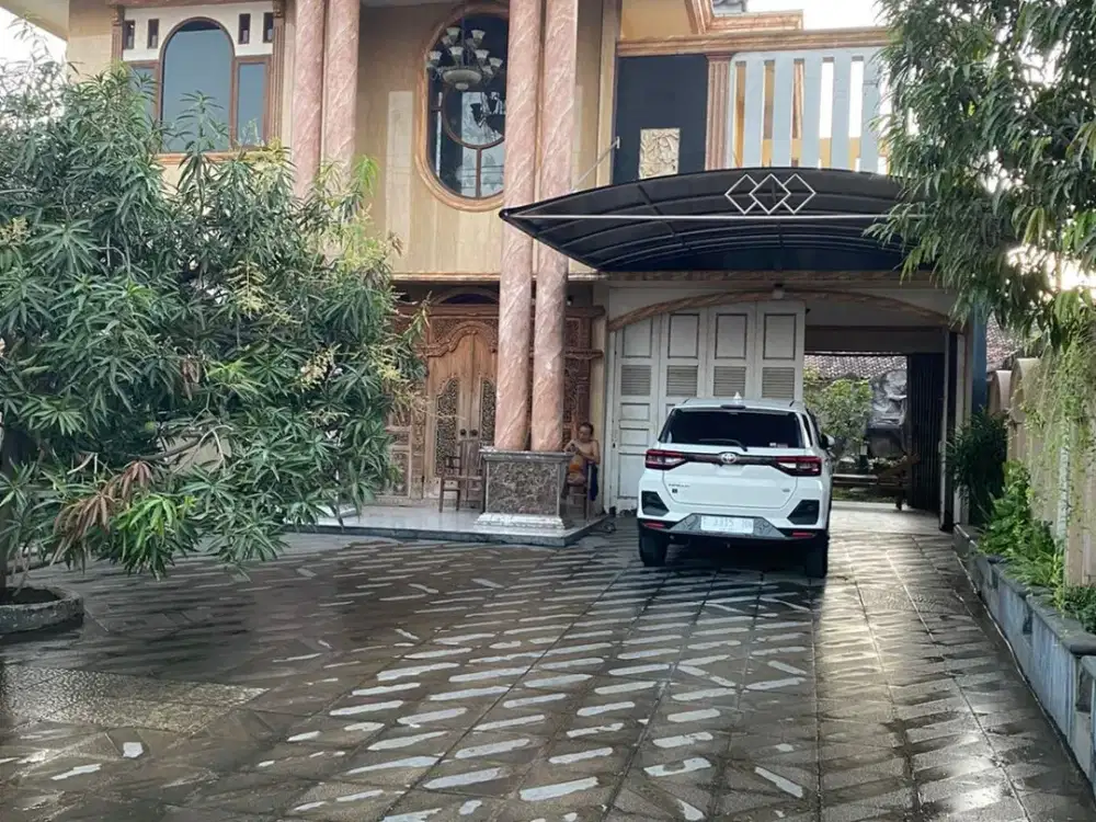 DIJUAL RUMAH MEWAH 2 LANTAI LOKASI STRATEGIS DI KARAWANG