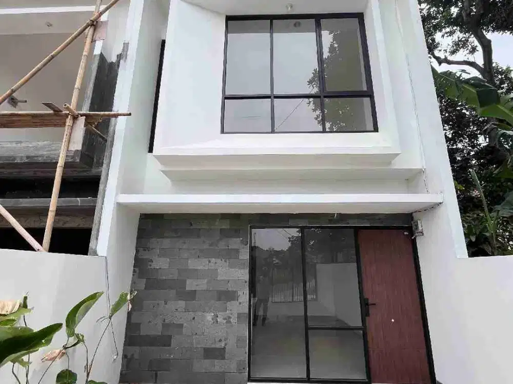 BERASA SULTAN! UNIT 800 JUTAAN CARPORT 2 MOBIL DAN ROW JALAN 7 METER