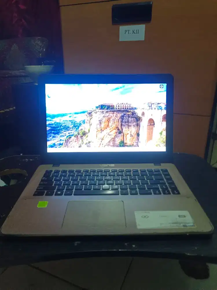 Laptop Asus Vivobook A442U