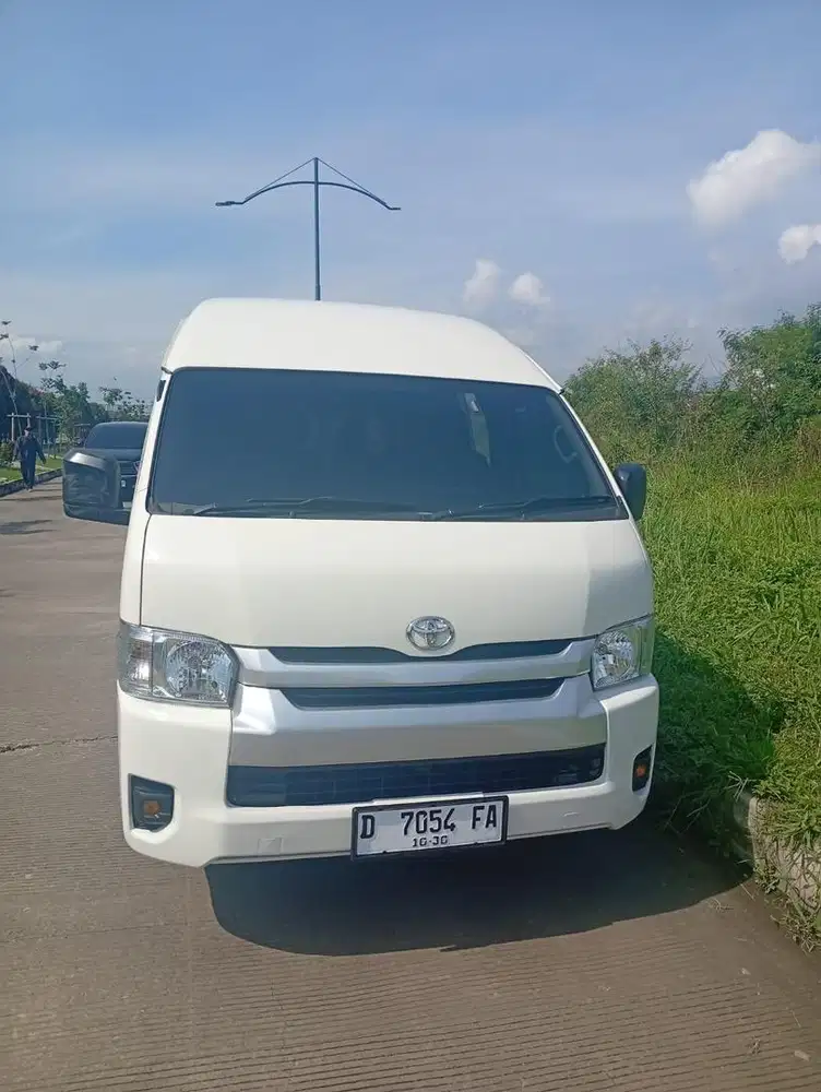 Hiace Commuter 2024