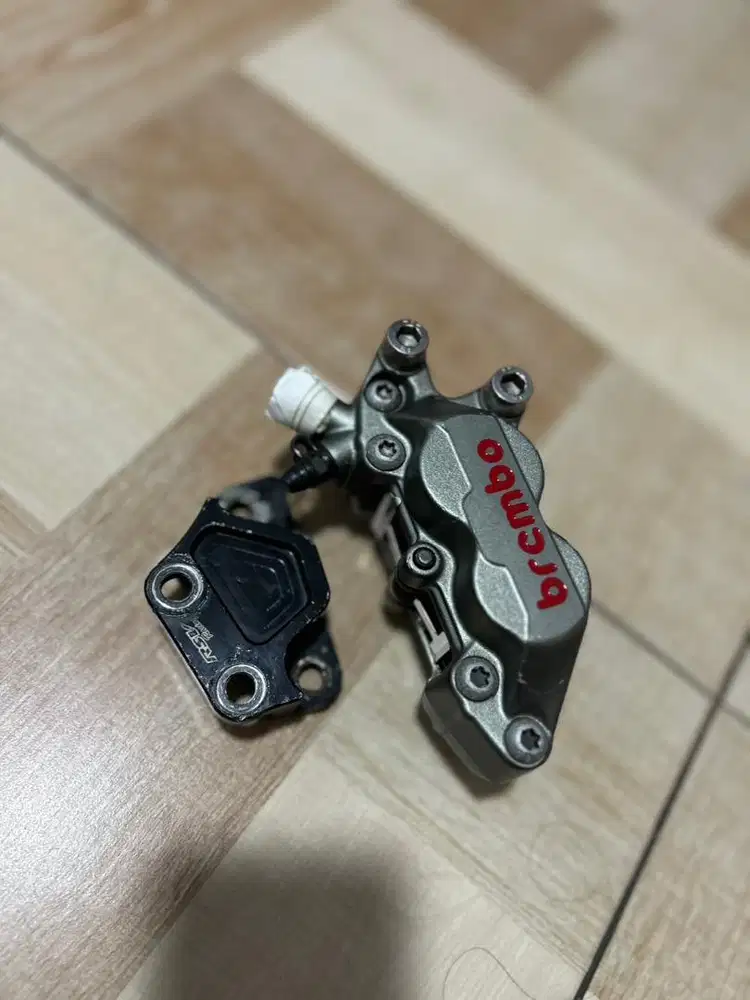 Kaliper brembo 4 piston + Bracket RSV (Ex Aerox)