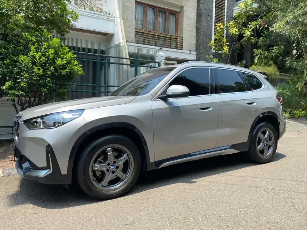 BMW X1 silver on black 2024