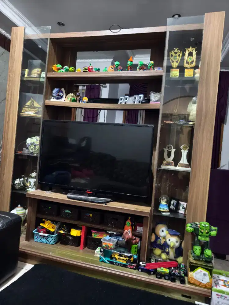 Lemari TV + Pajangan