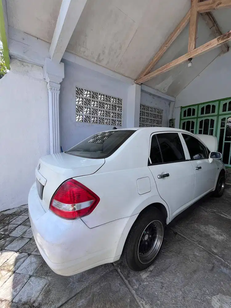 Mobil Sedan murah merk nissan latio