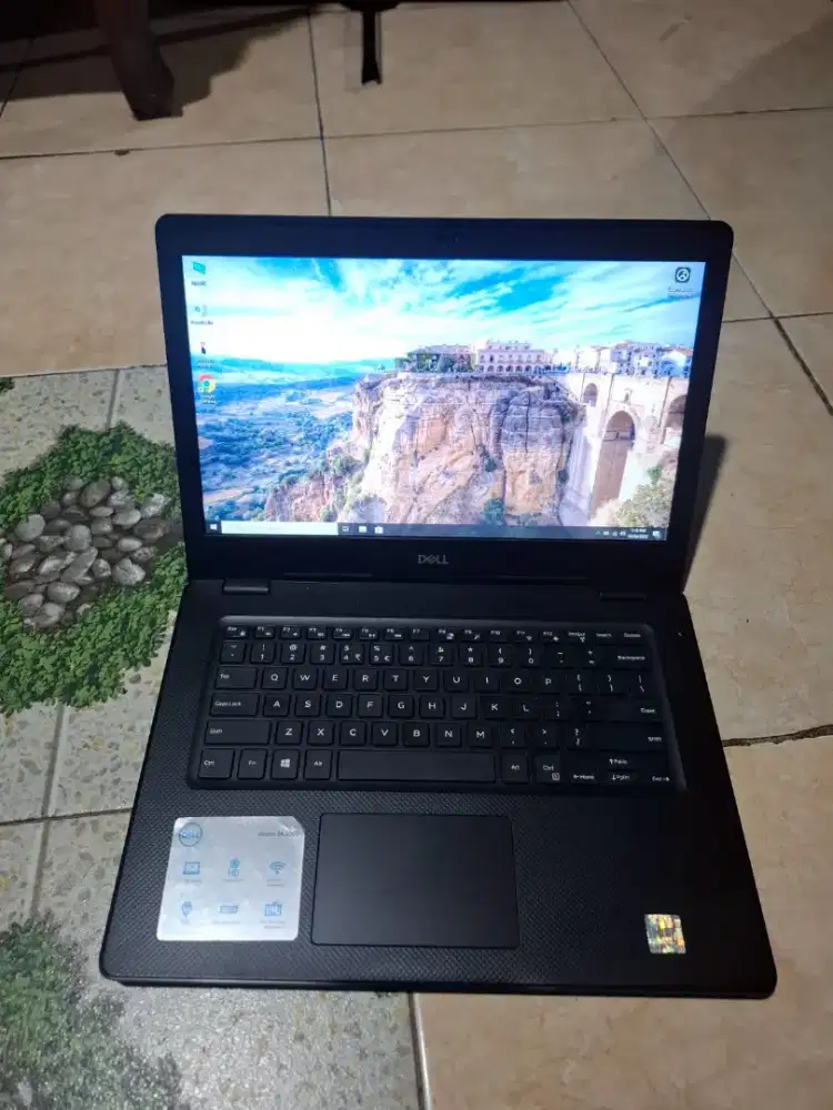 DELL Vostro 3481
Intel core i3 - 7020U Gen 7 ~2.3GHz 
RAM 4GB