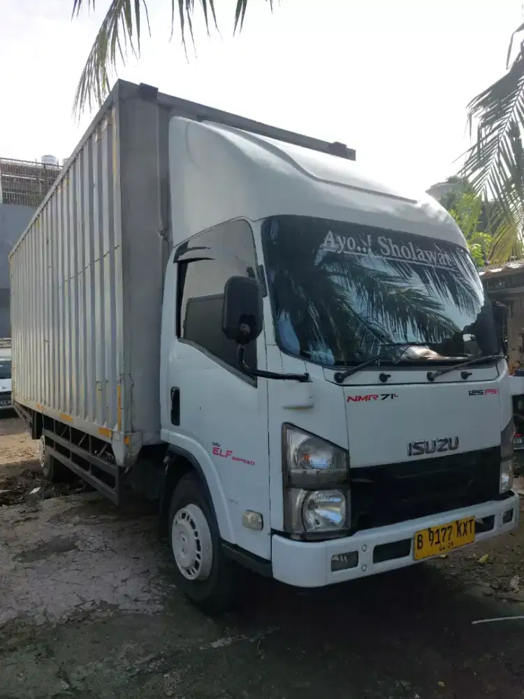 Truk isuzu NMR71T SD L box kontener long 5mtr lebih.
