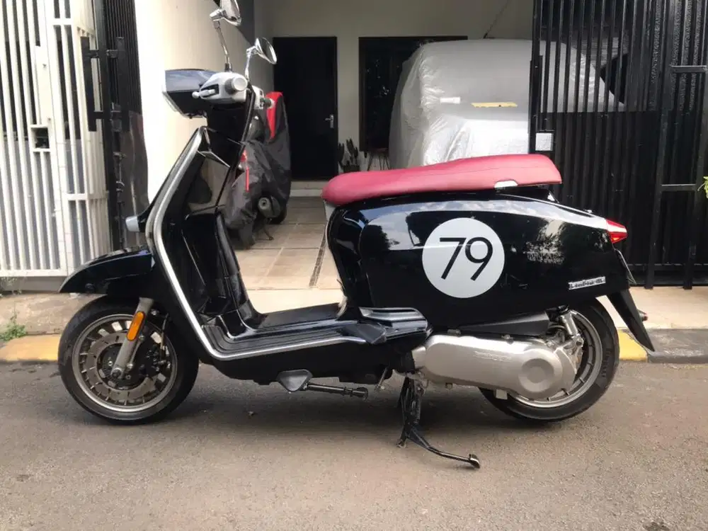 Lambretta V200 hitam