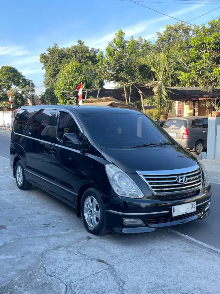 Hyundai H1 hitam yg gagah dan nyaman