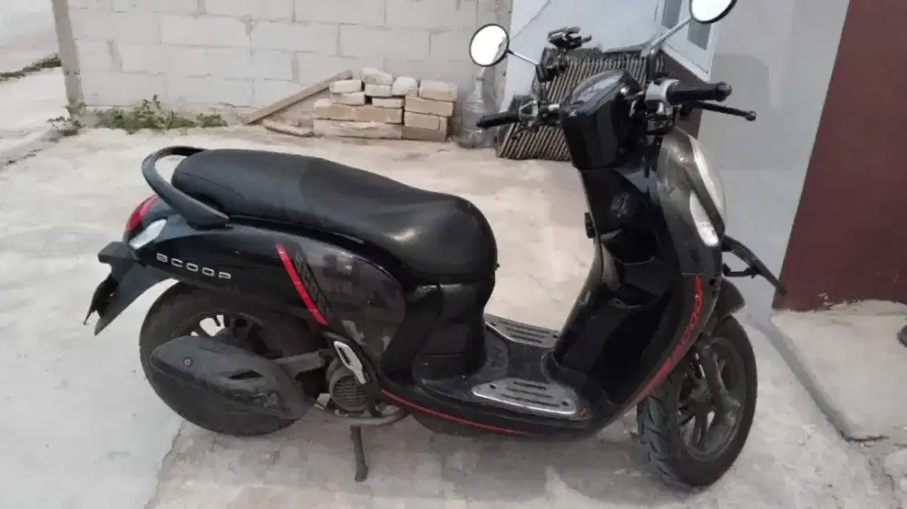 Scoopy hitam 2021