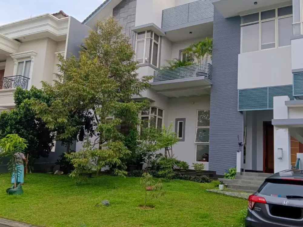 Rumah 2,5 lantai 6+2 kamar full furnish di Taman Telaga Golf