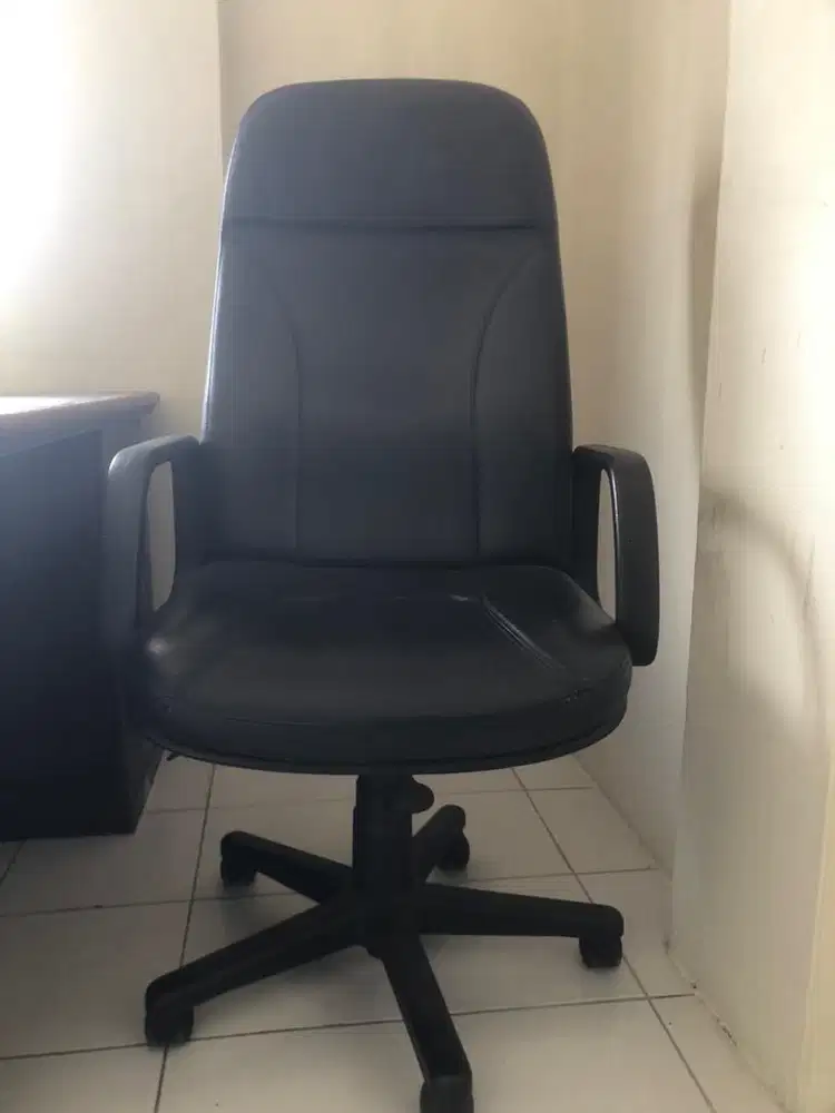 Kursi direktur dijual