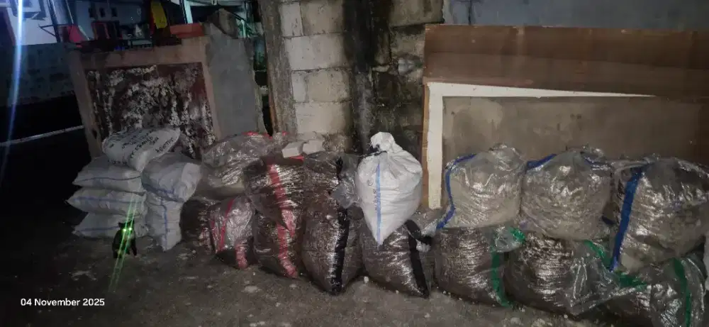 Puing bekas bongkaran sudah dikarungin tinggal angkut