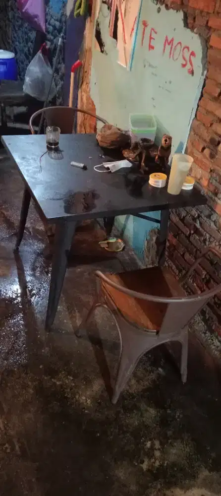 Jual cepat murah lagi BU , Satu paket meja dan bangku cafe