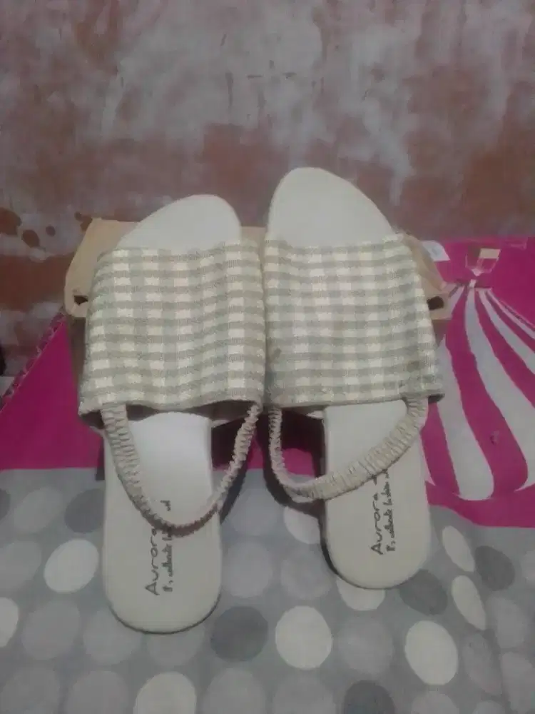 Sepatu sendal wanita