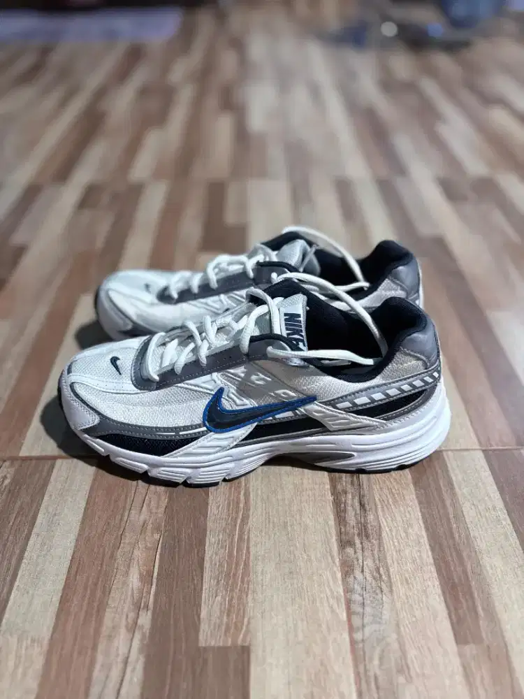 Nike initiator ukuran 42