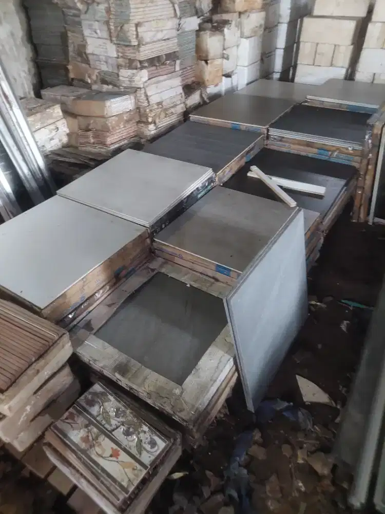 Granite Tile 60x60 cm 1.44 m2 Aneka Motif