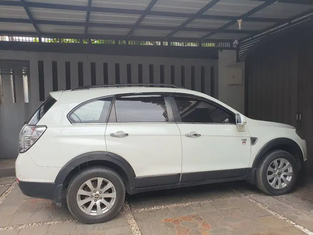 DIJUAL MOBIL CHEVROLET CAPTIVA DIESEL MATIC NFL 2011 PUTIH SEHAT