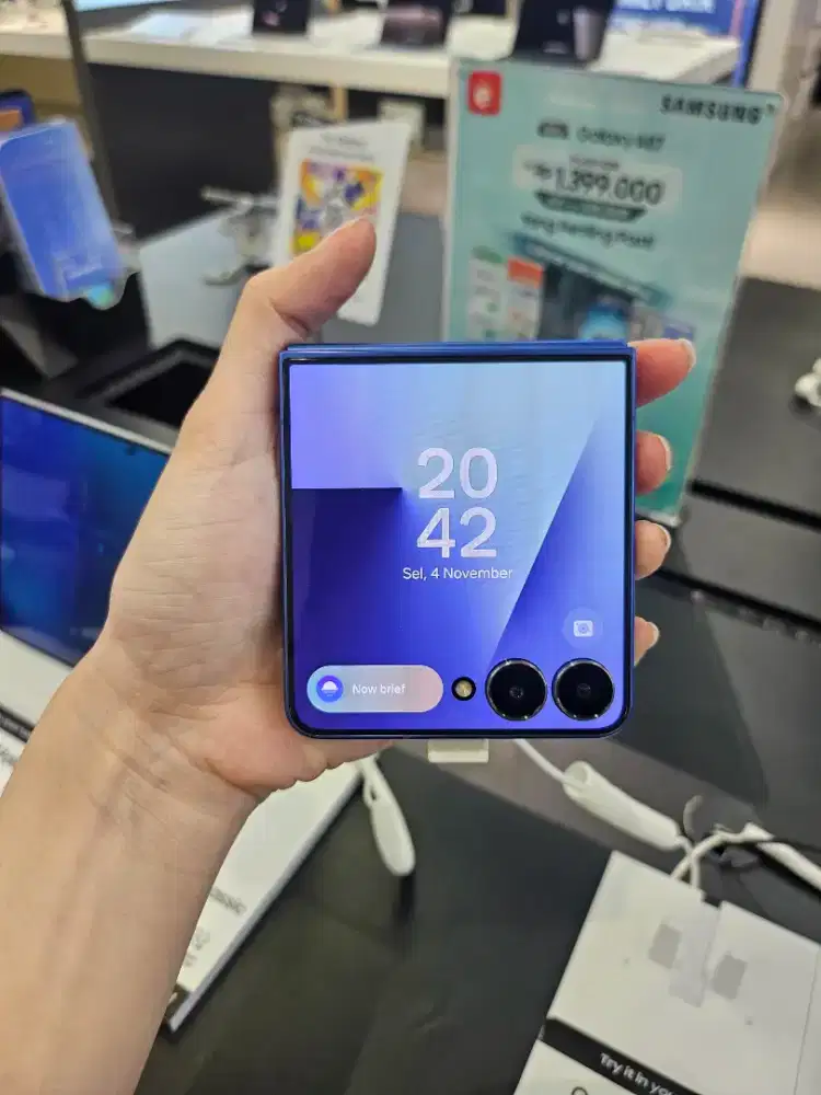 NEW SAMSUNG GALAXY ZFLIP 7 256GB