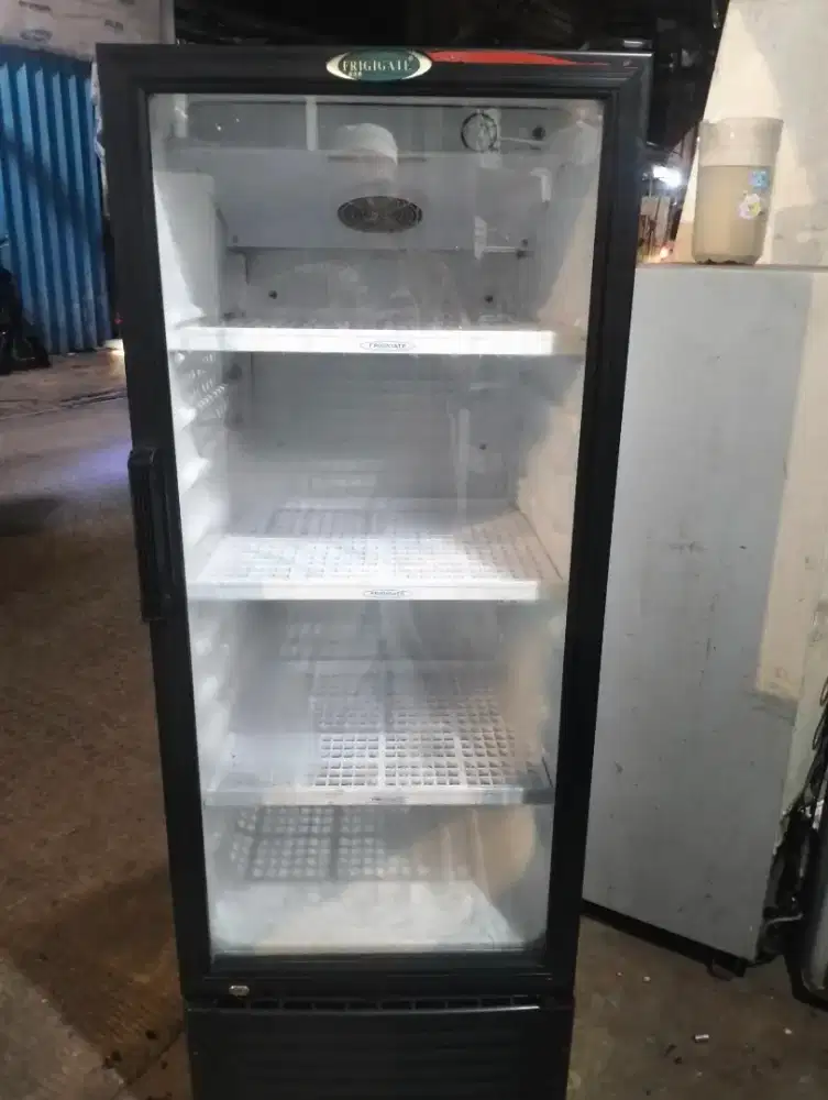 Showcase merek frigiget kondisi dingin normal maknyos