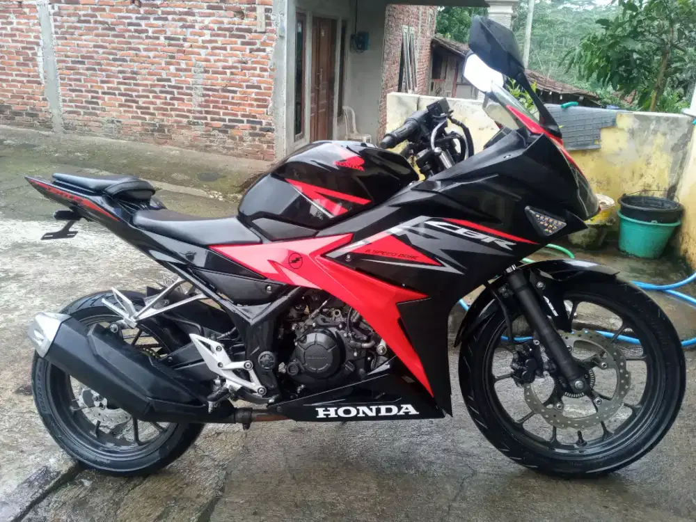Cbr 150 ABS Utuh mulus.