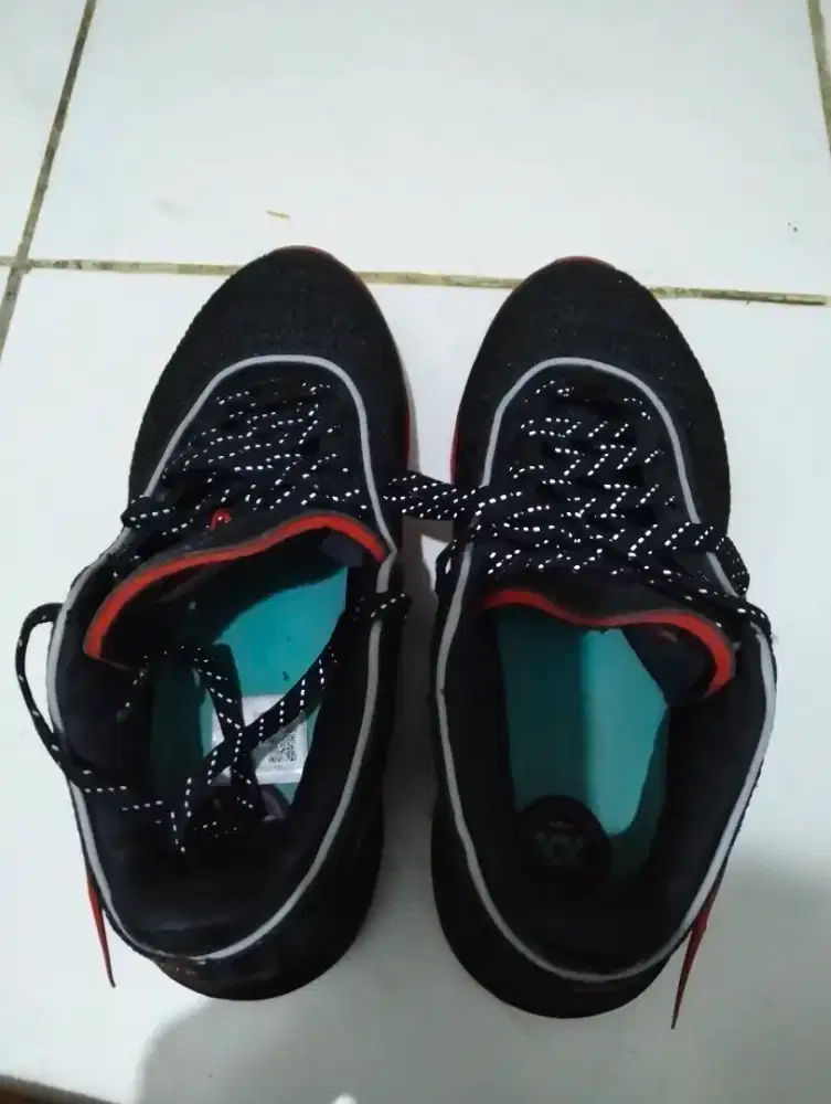 Sepatu basket merk Nike No 42,5