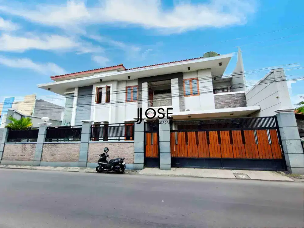 Rumah Mewah 2 lf Lux di Pinggir Jalan Raya di Baturan Colomadu dekat Pintu Tol Solo