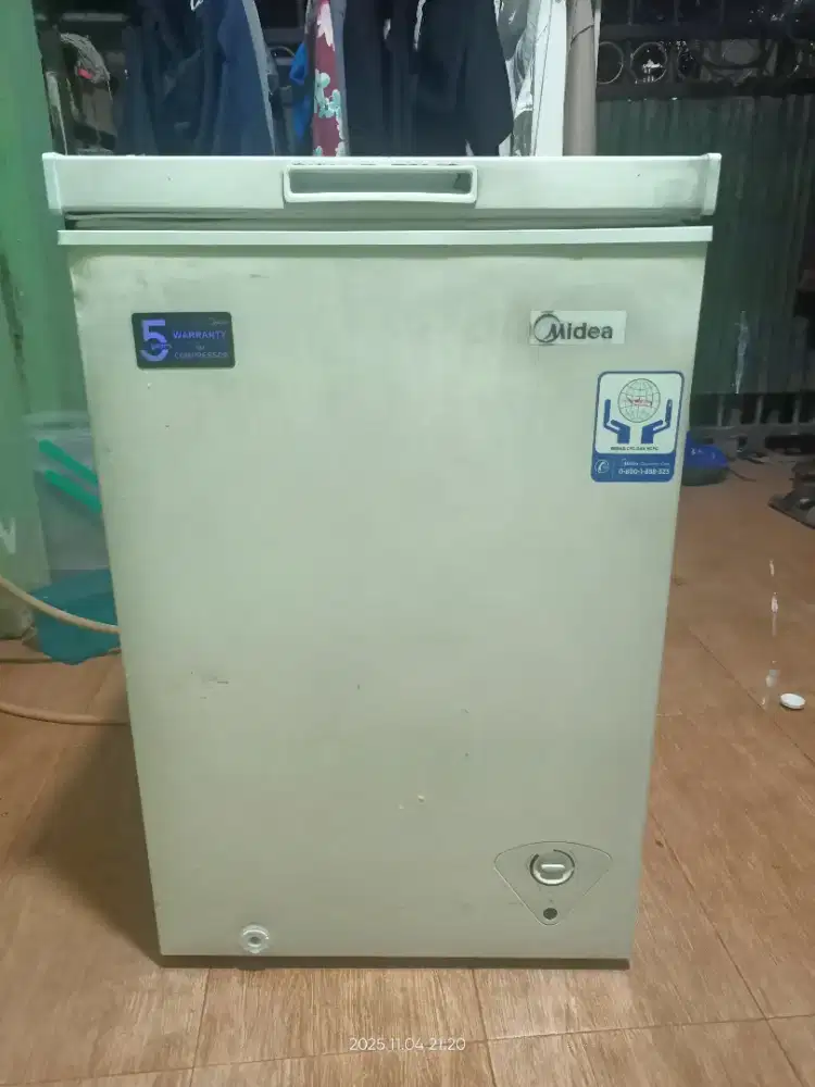 Freezer box 100 ltr merk Media sawangan pasir putih