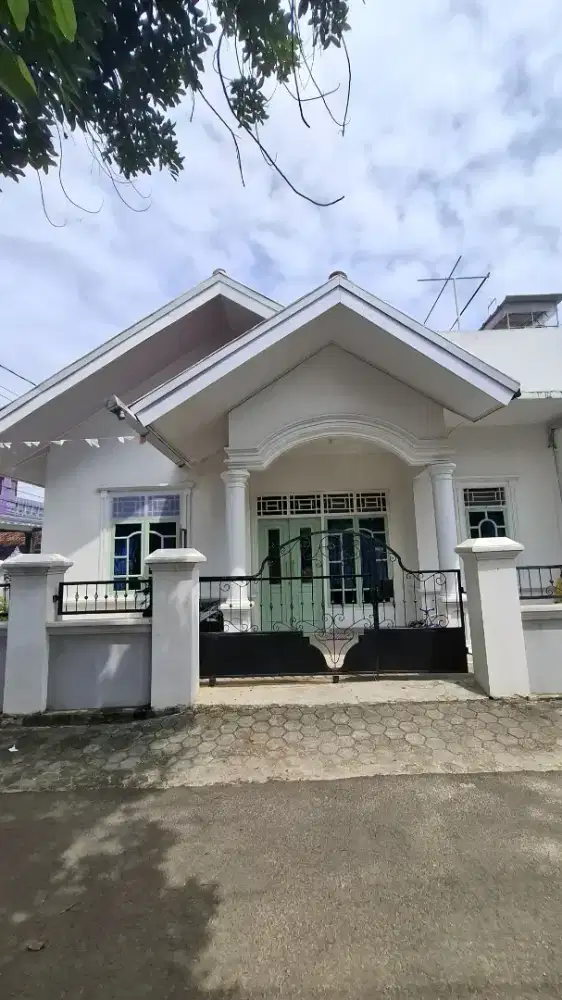 Rumah hoek strategis