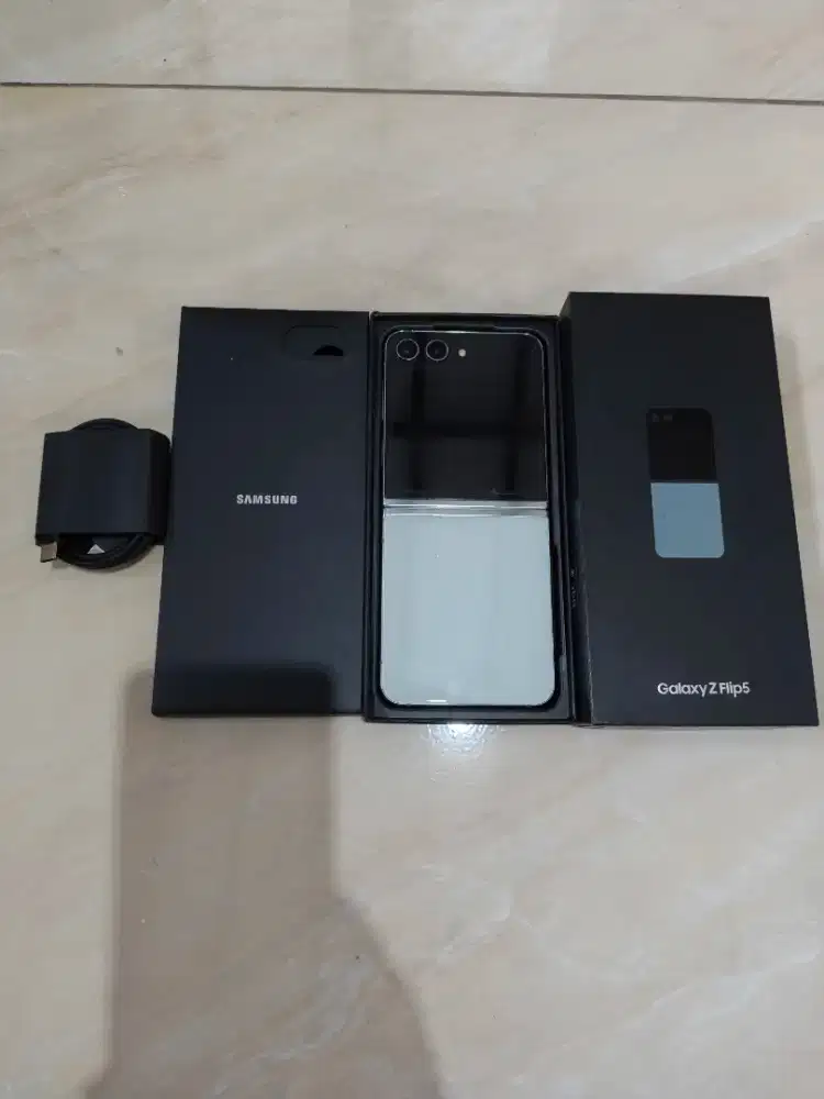 Samsung Z Flip 5 8/256 GB Mint Mulus Like New