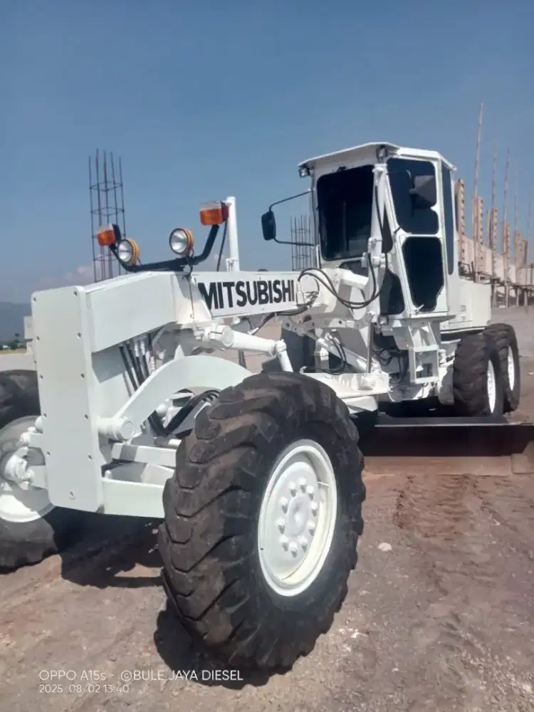 Motor grader MG330 tahun 2012