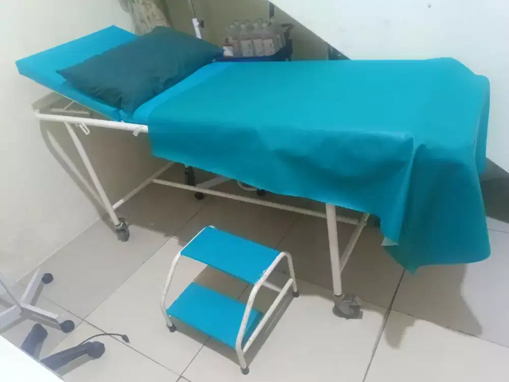 Jual saja ranjang pasien masih normal layak pakai tersedia 6 unit oke.