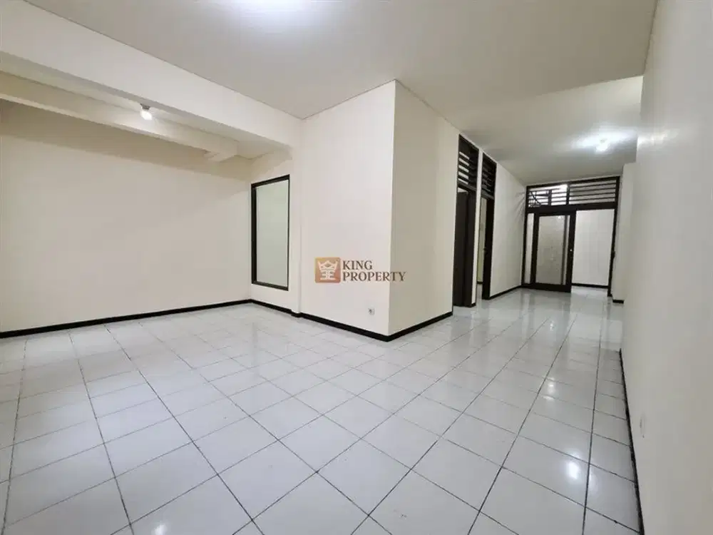 Strategis Sewa Rumah 2Lt. Baru Renovasi Akses ke Pintu Tol Kebon Jeruk, Dekat Mall Puri Indah, Central Park Rumah di Kebon Jeruk Baru