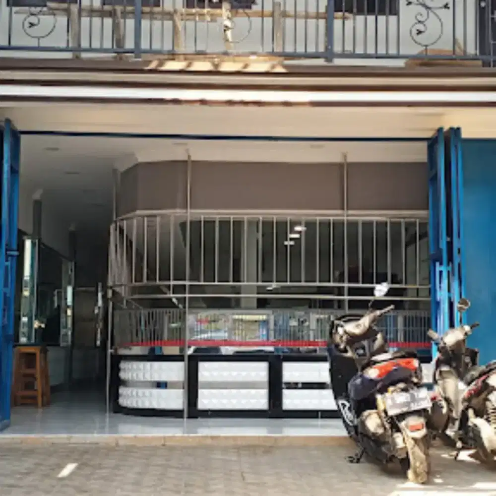 Karyawan toko accesories emas