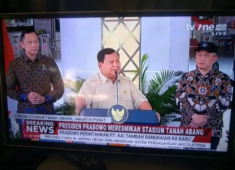 TV LED merk Polytron 32 inci dan STB merk matrik