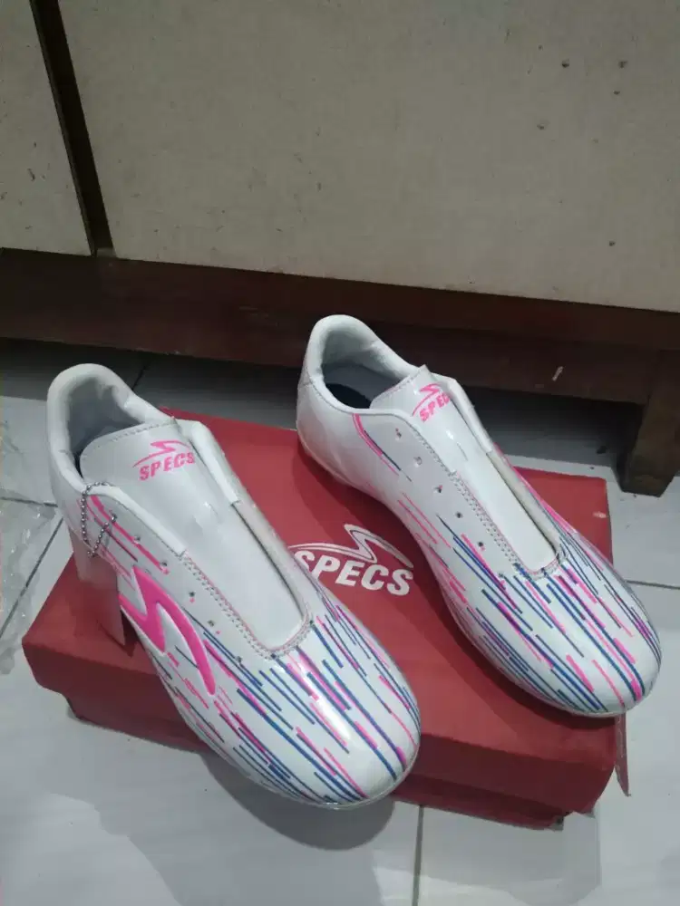 Sepatu bola SPECS