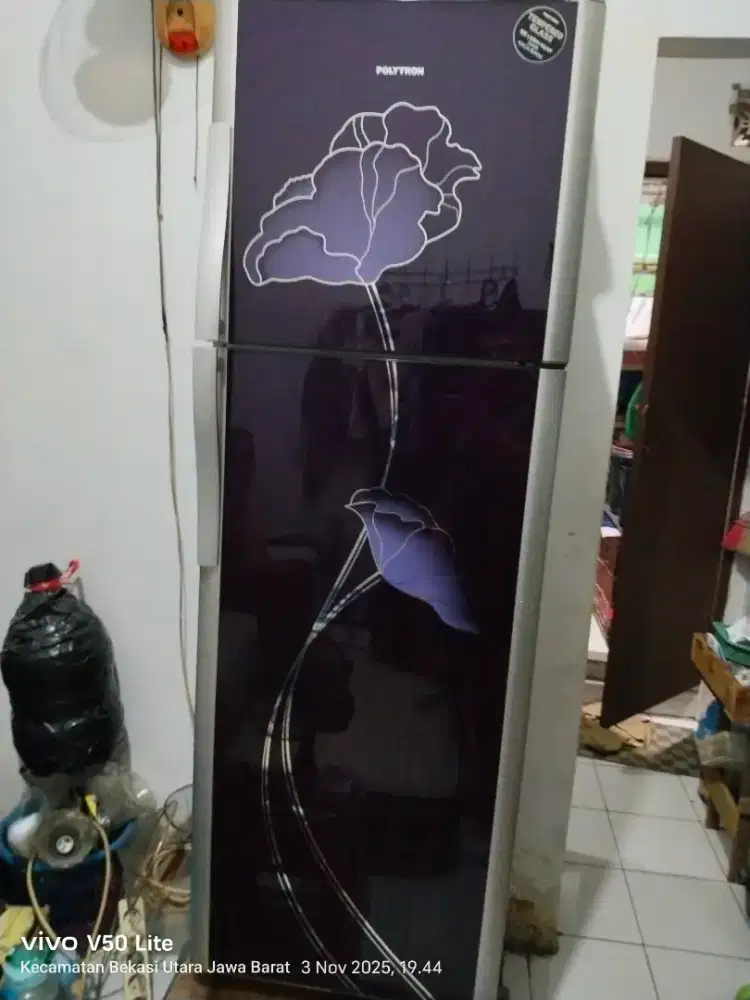 Di jual kulkas normal dingin frezer beku,pintu dua, merk polytron