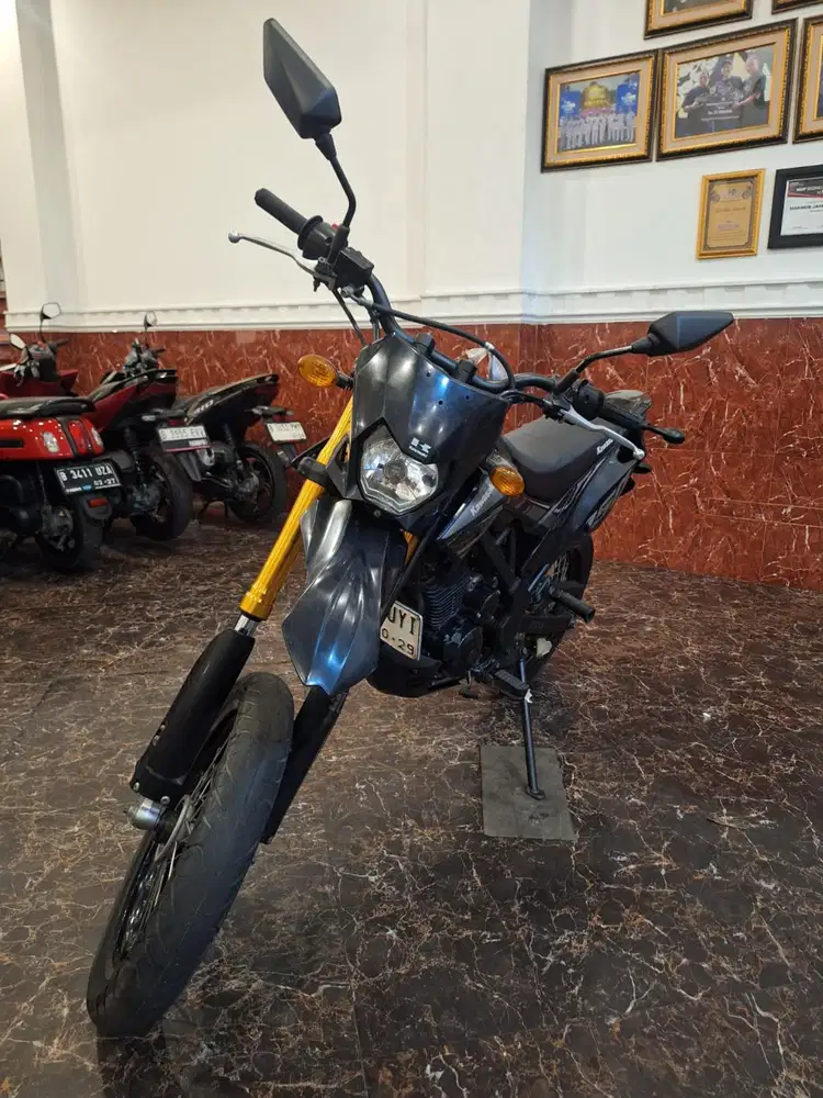 HUB KOM DP 2 JT D TRACKER 2022 MOTOR MULUS KAYA BARU KM RENDAH