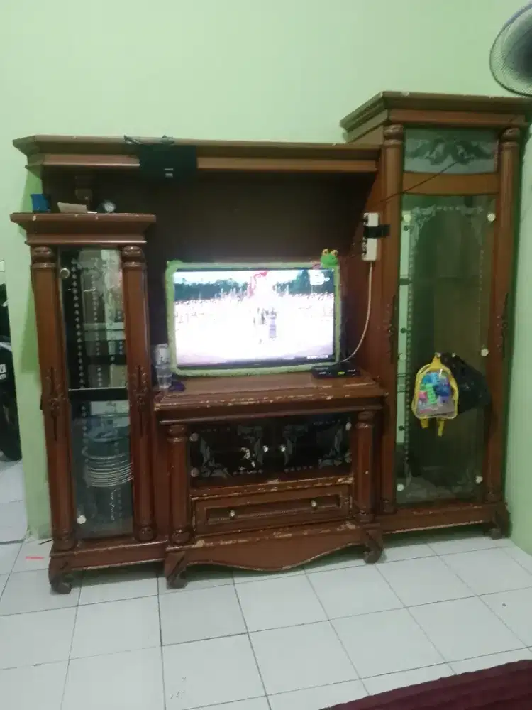 Jual gupet tv minus di kaca dikit sama cet di bagian lagi terkelupas