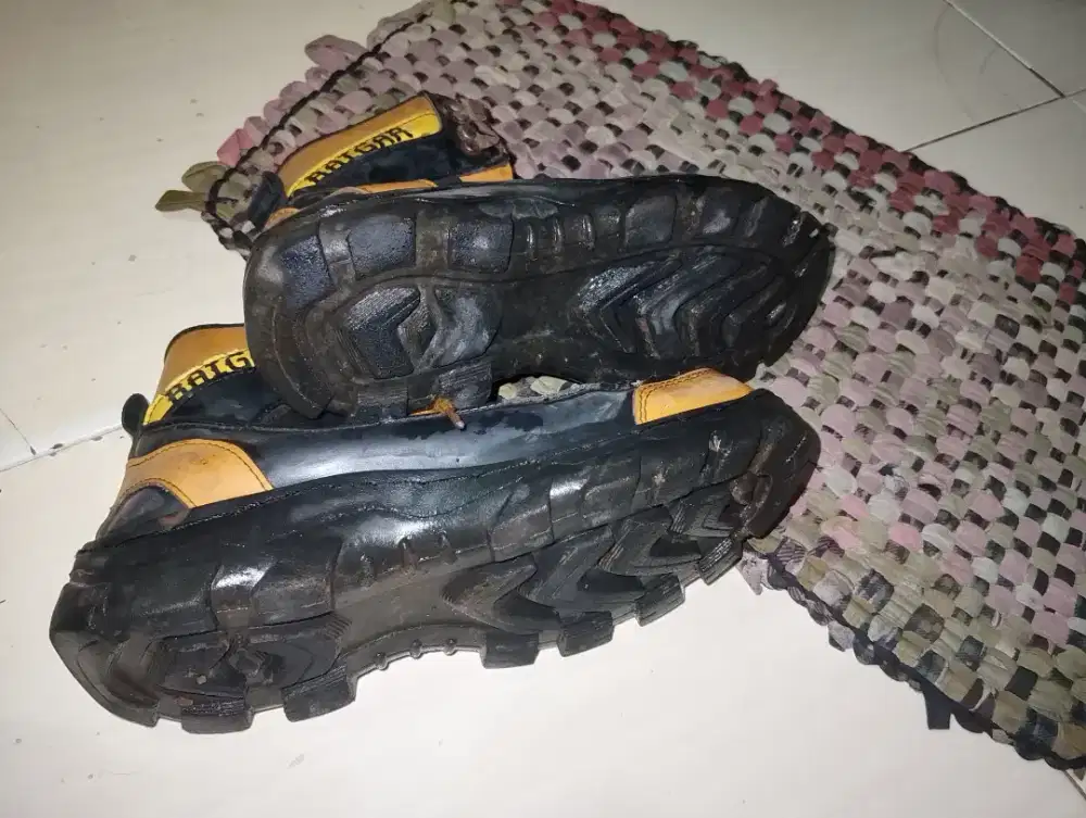 Sepatu safety ukuran 40