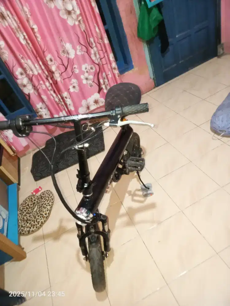 Sepeda listrik skuter